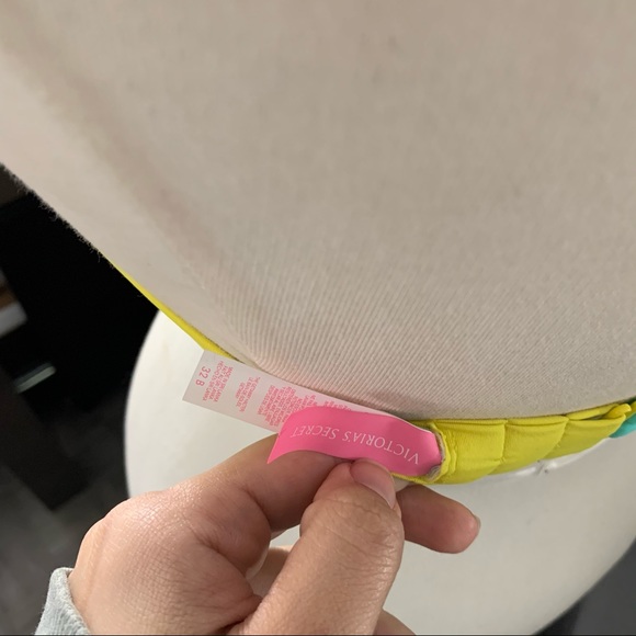 Victoria’s Secret// swim top size 32B - Picture 6 of 7